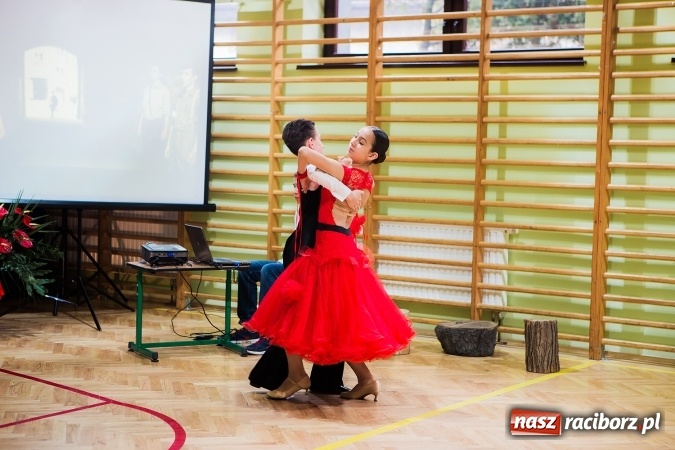 Zdjęcie w galerii na portalu naszraciborz.pl: Szkoła Podstawowa nr 3 w Raciborzu-Brzeziu ma nowy sztandar wiadomości z regionu