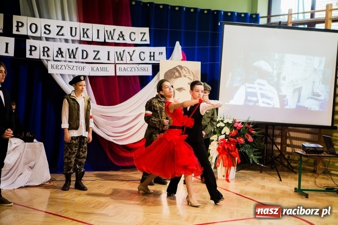 Zdjęcie w galerii na portalu naszraciborz.pl: Szkoła Podstawowa nr 3 w Raciborzu-Brzeziu ma nowy sztandar wiadomości z regionu