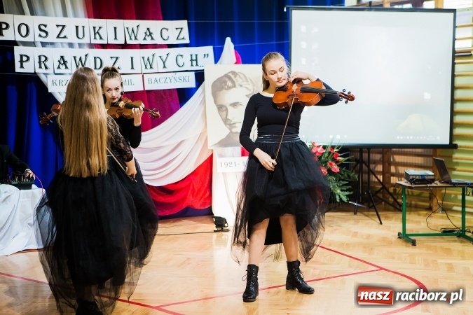 Zdjęcie w galerii na portalu naszraciborz.pl: Szkoła Podstawowa nr 3 w Raciborzu-Brzeziu ma nowy sztandar wiadomości z regionu