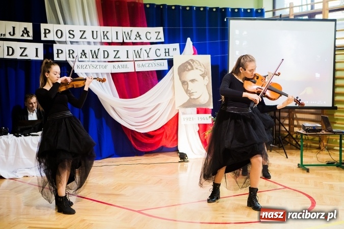 Zdjęcie w galerii na portalu naszraciborz.pl: Szkoła Podstawowa nr 3 w Raciborzu-Brzeziu ma nowy sztandar wiadomości z regionu