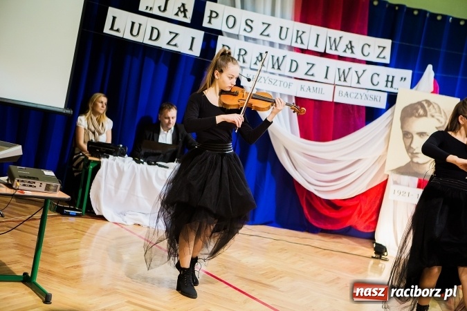 Zdjęcie w galerii na portalu naszraciborz.pl: Szkoła Podstawowa nr 3 w Raciborzu-Brzeziu ma nowy sztandar wiadomości z regionu