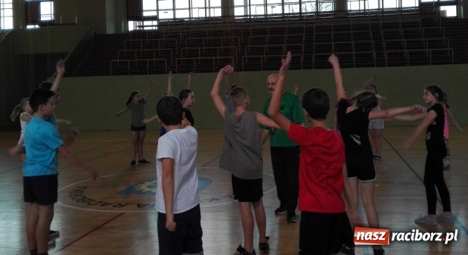 Zdjęcie w galerii na portalu naszraciborz.pl: Uczniowie z Kuźni Raciborskiej powrócili do tradycji - od czerwca grają w szczypiorniaka  wiadomości z regionu