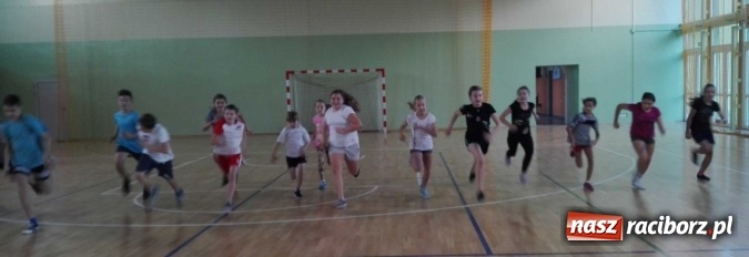 Zdjęcie w galerii na portalu naszraciborz.pl: Uczniowie z Kuźni Raciborskiej powrócili do tradycji - od czerwca grają w szczypiorniaka  wiadomości z regionu