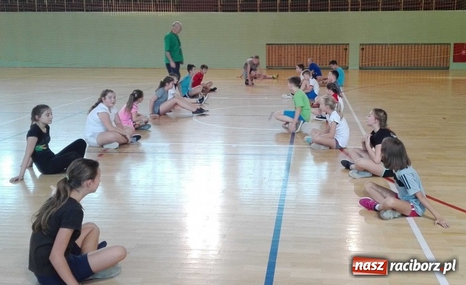 Zdjęcie w galerii na portalu naszraciborz.pl: Uczniowie z Kuźni Raciborskiej powrócili do tradycji - od czerwca grają w szczypiorniaka  wiadomości z regionu