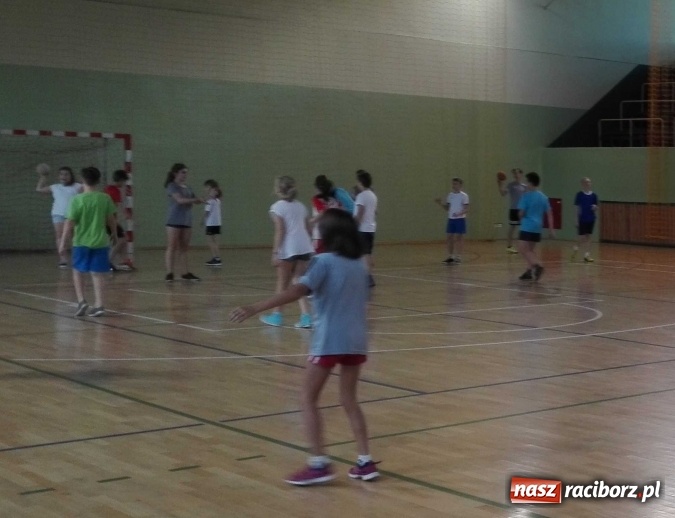 Zdjęcie w galerii na portalu naszraciborz.pl: Uczniowie z Kuźni Raciborskiej powrócili do tradycji - od czerwca grają w szczypiorniaka  wiadomości z regionu