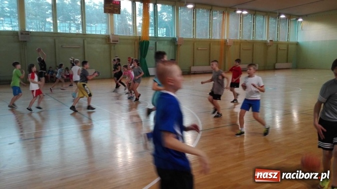 Zdjęcie w galerii na portalu naszraciborz.pl: Uczniowie z Kuźni Raciborskiej powrócili do tradycji - od czerwca grają w szczypiorniaka  wiadomości z regionu