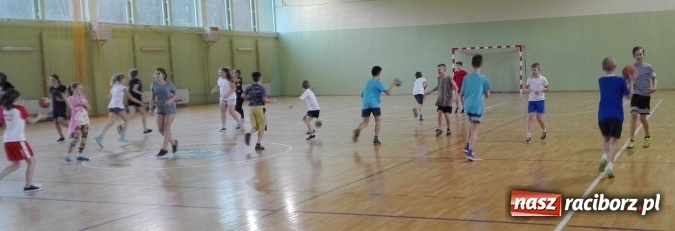 Zdjęcie w galerii na portalu naszraciborz.pl: Uczniowie z Kuźni Raciborskiej powrócili do tradycji - od czerwca grają w szczypiorniaka  wiadomości z regionu