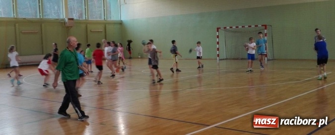 Zdjęcie w galerii na portalu naszraciborz.pl: Uczniowie z Kuźni Raciborskiej powrócili do tradycji - od czerwca grają w szczypiorniaka  wiadomości z regionu