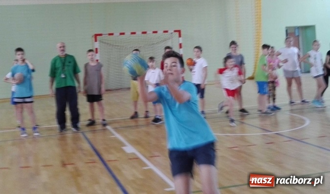 Zdjęcie w galerii na portalu naszraciborz.pl: Uczniowie z Kuźni Raciborskiej powrócili do tradycji - od czerwca grają w szczypiorniaka  wiadomości z regionu