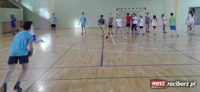 Zdjęcie w galerii na portalu naszraciborz.pl: Uczniowie z Kuźni Raciborskiej powrócili do tradycji - od czerwca grają w szczypiorniaka  wiadomości z regionu