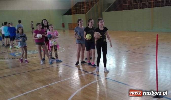 Zdjęcie w galerii na portalu naszraciborz.pl: Uczniowie z Kuźni Raciborskiej powrócili do tradycji - od czerwca grają w szczypiorniaka  wiadomości z regionu