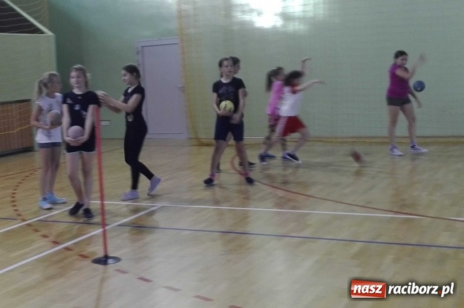 Zdjęcie w galerii na portalu naszraciborz.pl: Uczniowie z Kuźni Raciborskiej powrócili do tradycji - od czerwca grają w szczypiorniaka  wiadomości z regionu