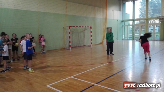 Zdjęcie w galerii na portalu naszraciborz.pl: Uczniowie z Kuźni Raciborskiej powrócili do tradycji - od czerwca grają w szczypiorniaka  wiadomości z regionu