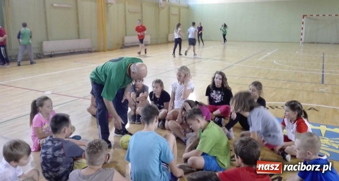 Zdjęcie w galerii na portalu naszraciborz.pl: Uczniowie z Kuźni Raciborskiej powrócili do tradycji - od czerwca grają w szczypiorniaka  wiadomości z regionu