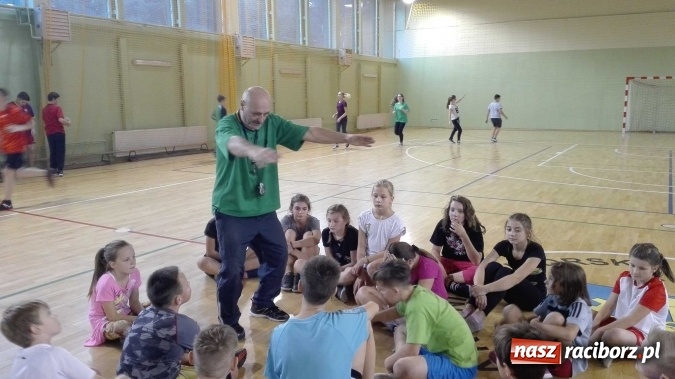 Zdjęcie w galerii na portalu naszraciborz.pl: Uczniowie z Kuźni Raciborskiej powrócili do tradycji - od czerwca grają w szczypiorniaka  wiadomości z regionu