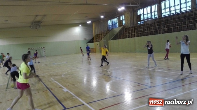 Zdjęcie w galerii na portalu naszraciborz.pl: Uczniowie z Kuźni Raciborskiej powrócili do tradycji - od czerwca grają w szczypiorniaka  wiadomości z regionu