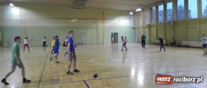 Zdjęcie w galerii na portalu naszraciborz.pl: Uczniowie z Kuźni Raciborskiej powrócili do tradycji - od czerwca grają w szczypiorniaka  wiadomości z regionu