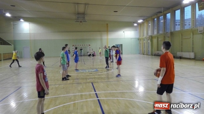 Zdjęcie w galerii na portalu naszraciborz.pl: Uczniowie z Kuźni Raciborskiej powrócili do tradycji - od czerwca grają w szczypiorniaka  wiadomości z regionu