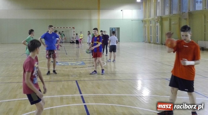 Zdjęcie w galerii na portalu naszraciborz.pl: Uczniowie z Kuźni Raciborskiej powrócili do tradycji - od czerwca grają w szczypiorniaka  wiadomości z regionu