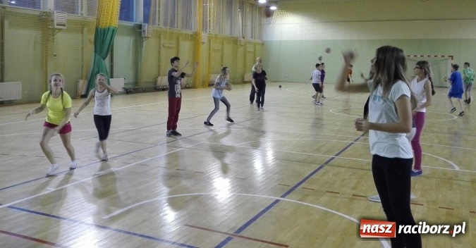 Zdjęcie w galerii na portalu naszraciborz.pl: Uczniowie z Kuźni Raciborskiej powrócili do tradycji - od czerwca grają w szczypiorniaka  wiadomości z regionu