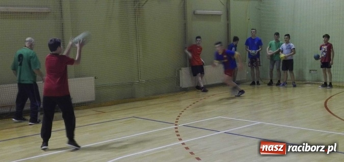 Zdjęcie w galerii na portalu naszraciborz.pl: Uczniowie z Kuźni Raciborskiej powrócili do tradycji - od czerwca grają w szczypiorniaka  wiadomości z regionu