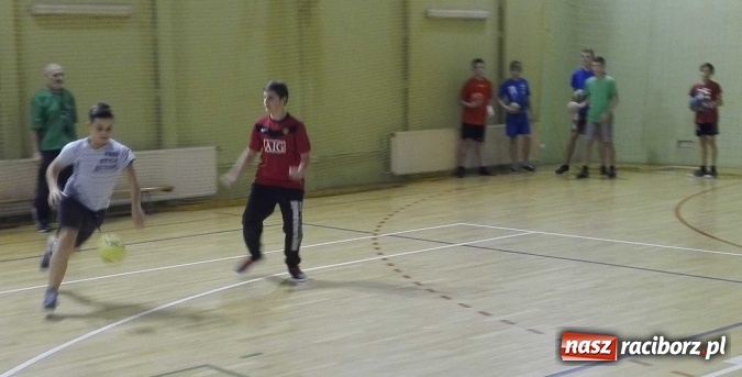 Zdjęcie w galerii na portalu naszraciborz.pl: Uczniowie z Kuźni Raciborskiej powrócili do tradycji - od czerwca grają w szczypiorniaka  wiadomości z regionu