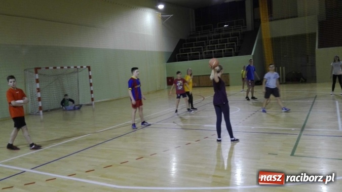 Zdjęcie w galerii na portalu naszraciborz.pl: Uczniowie z Kuźni Raciborskiej powrócili do tradycji - od czerwca grają w szczypiorniaka  wiadomości z regionu