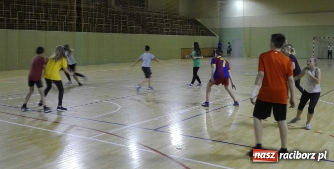 Zdjęcie w galerii na portalu naszraciborz.pl: Uczniowie z Kuźni Raciborskiej powrócili do tradycji - od czerwca grają w szczypiorniaka  wiadomości z regionu