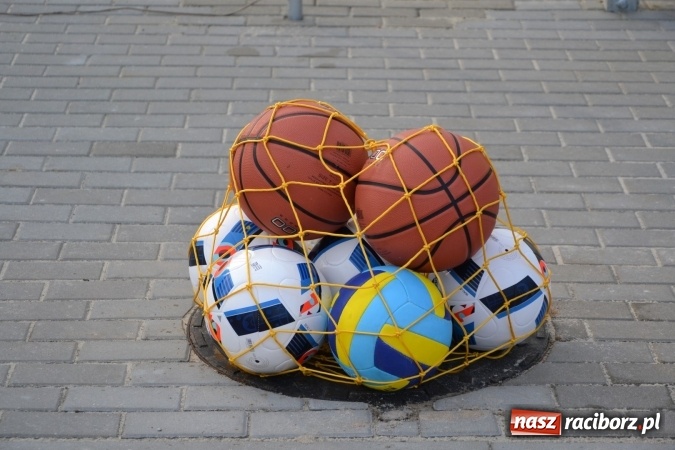 Zdjęcie w galerii na portalu naszraciborz.pl: Uroczyste otwarcie wielofunkcyjnego boiska sportowego przy szkole w Bieńkowicach  wiadomości z regionu