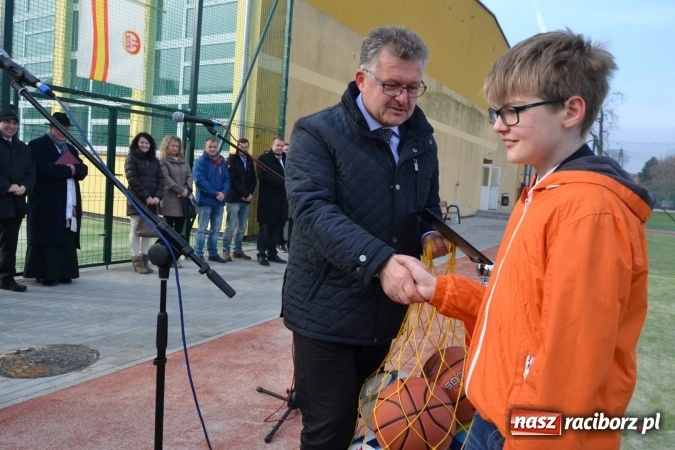 Zdjęcie w galerii na portalu naszraciborz.pl: Uroczyste otwarcie wielofunkcyjnego boiska sportowego przy szkole w Bieńkowicach  wiadomości z regionu