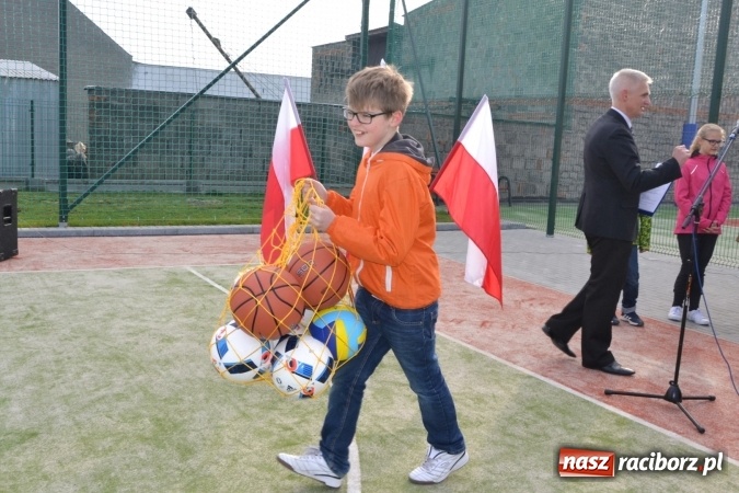 Zdjęcie w galerii na portalu naszraciborz.pl: Uroczyste otwarcie wielofunkcyjnego boiska sportowego przy szkole w Bieńkowicach  wiadomości z regionu