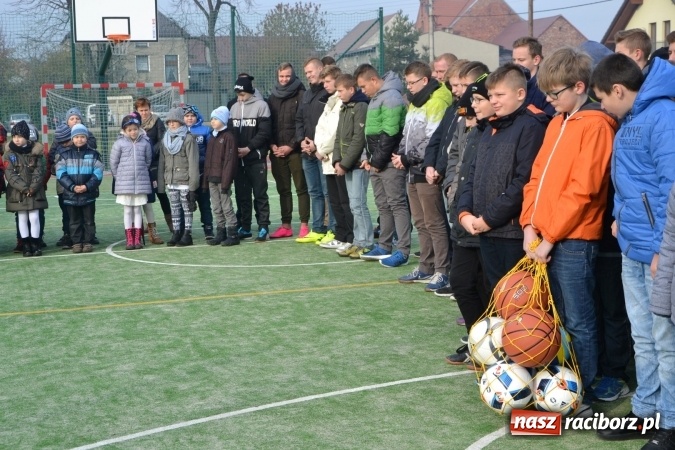 Zdjęcie w galerii na portalu naszraciborz.pl: Uroczyste otwarcie wielofunkcyjnego boiska sportowego przy szkole w Bieńkowicach  wiadomości z regionu