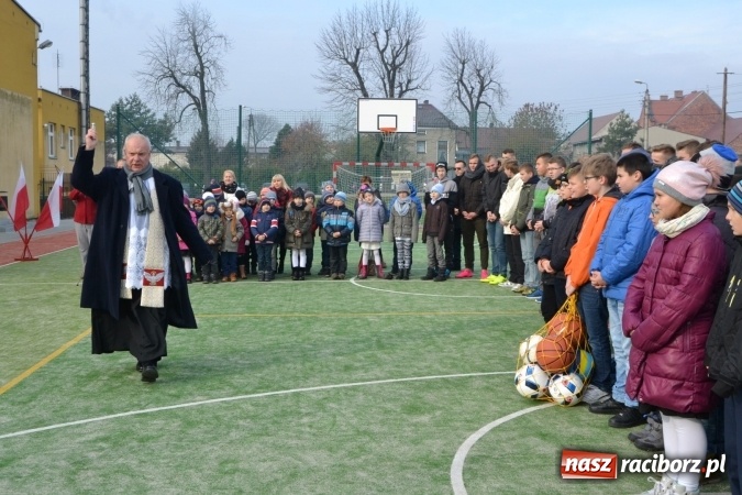 Zdjęcie w galerii na portalu naszraciborz.pl: Uroczyste otwarcie wielofunkcyjnego boiska sportowego przy szkole w Bieńkowicach  wiadomości z regionu