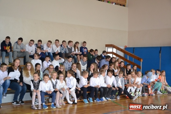 Zdjęcie w galerii na portalu naszraciborz.pl: Uroczyste otwarcie wielofunkcyjnego boiska sportowego przy szkole w Bieńkowicach  wiadomości z regionu