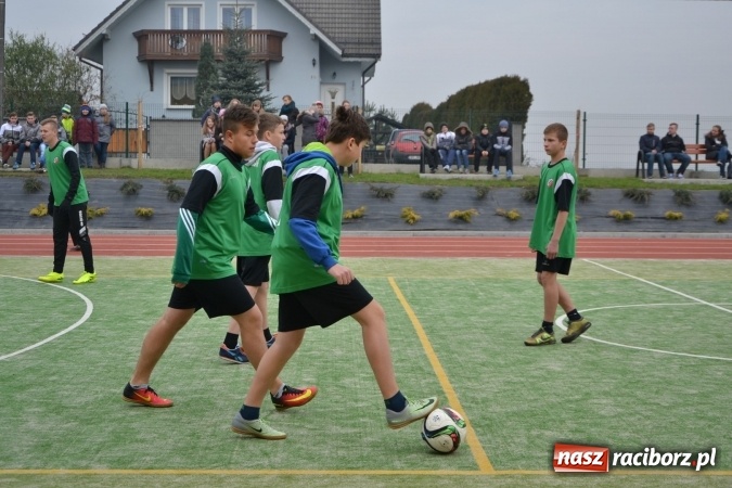 Zdjęcie w galerii na portalu naszraciborz.pl: Uroczyste otwarcie wielofunkcyjnego boiska sportowego przy szkole w Bieńkowicach  wiadomości z regionu