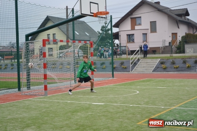 Zdjęcie w galerii na portalu naszraciborz.pl: Uroczyste otwarcie wielofunkcyjnego boiska sportowego przy szkole w Bieńkowicach  wiadomości z regionu