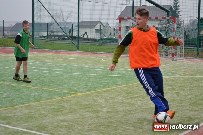 Zdjęcie w galerii na portalu naszraciborz.pl: Uroczyste otwarcie wielofunkcyjnego boiska sportowego przy szkole w Bieńkowicach  wiadomości z regionu