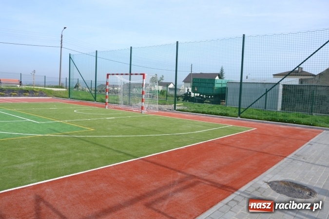 Zdjęcie w galerii na portalu naszraciborz.pl: Uroczyste otwarcie wielofunkcyjnego boiska sportowego przy szkole w Bieńkowicach  wiadomości z regionu