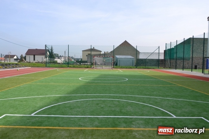 Zdjęcie w galerii na portalu naszraciborz.pl: Uroczyste otwarcie wielofunkcyjnego boiska sportowego przy szkole w Bieńkowicach  wiadomości z regionu