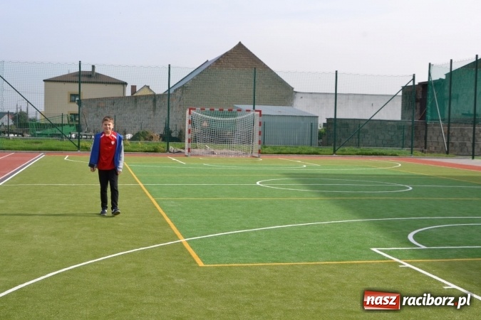 Zdjęcie w galerii na portalu naszraciborz.pl: Uroczyste otwarcie wielofunkcyjnego boiska sportowego przy szkole w Bieńkowicach  wiadomości z regionu