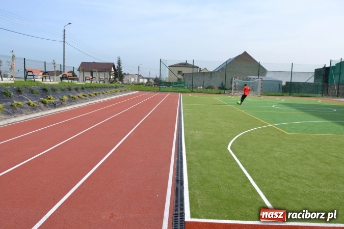 Zdjęcie w galerii na portalu naszraciborz.pl: Uroczyste otwarcie wielofunkcyjnego boiska sportowego przy szkole w Bieńkowicach  wiadomości z regionu