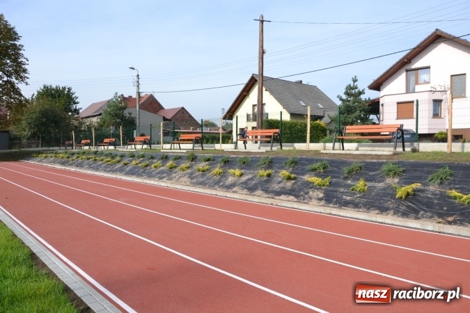 Zdjęcie w galerii na portalu naszraciborz.pl: Uroczyste otwarcie wielofunkcyjnego boiska sportowego przy szkole w Bieńkowicach  wiadomości z regionu