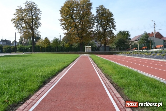 Zdjęcie w galerii na portalu naszraciborz.pl: Uroczyste otwarcie wielofunkcyjnego boiska sportowego przy szkole w Bieńkowicach  wiadomości z regionu