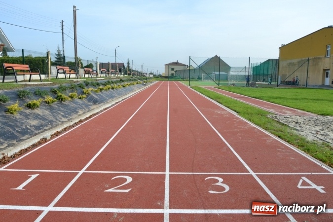 Zdjęcie w galerii na portalu naszraciborz.pl: Uroczyste otwarcie wielofunkcyjnego boiska sportowego przy szkole w Bieńkowicach  wiadomości z regionu