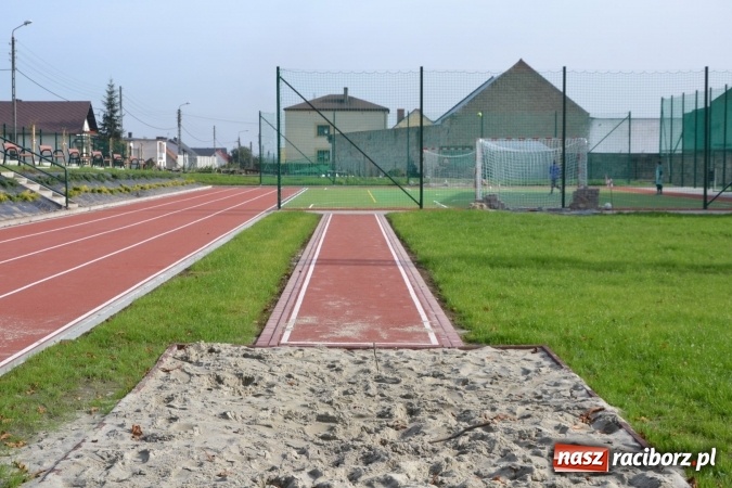 Zdjęcie w galerii na portalu naszraciborz.pl: Uroczyste otwarcie wielofunkcyjnego boiska sportowego przy szkole w Bieńkowicach  wiadomości z regionu
