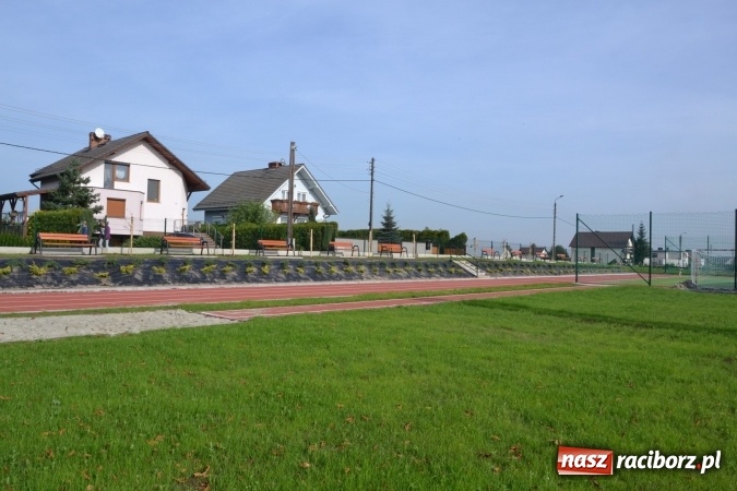 Zdjęcie w galerii na portalu naszraciborz.pl: Uroczyste otwarcie wielofunkcyjnego boiska sportowego przy szkole w Bieńkowicach  wiadomości z regionu