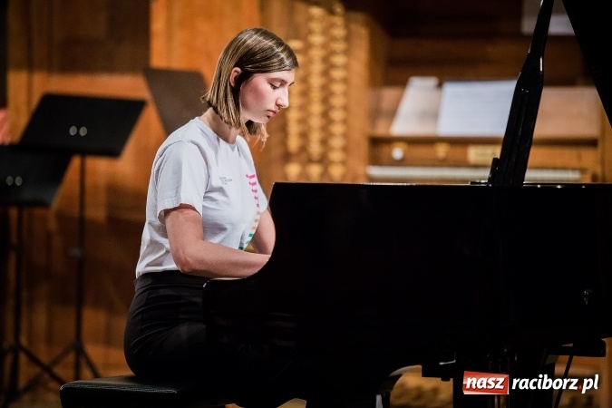 Zdjęcie w galerii na portalu naszraciborz.pl: Koncert Muzyki Polskiej w szkole muzycznej wiadomości z regionu