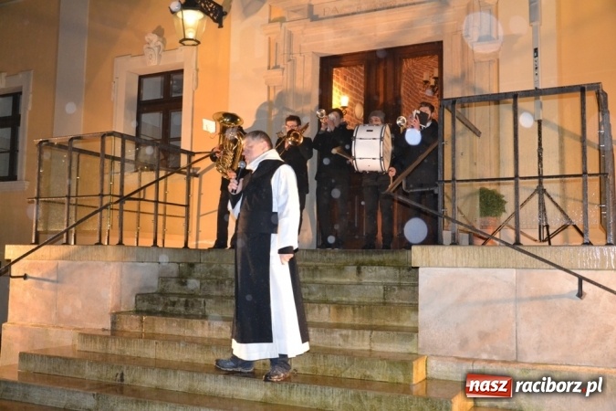 Zdjęcie w galerii na portalu naszraciborz.pl: Święty Marcin na dziedzińcu Starego Opactwa w Rudach  wiadomości z regionu