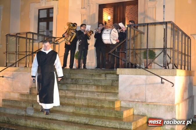 Zdjęcie w galerii na portalu naszraciborz.pl: Święty Marcin na dziedzińcu Starego Opactwa w Rudach  wiadomości z regionu