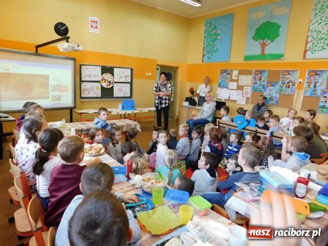 Zdjęcie w galerii na portalu naszraciborz.pl: Śniadanie Daje Moc - ogólnopolska akcja w SP 4 wiadomości z regionu